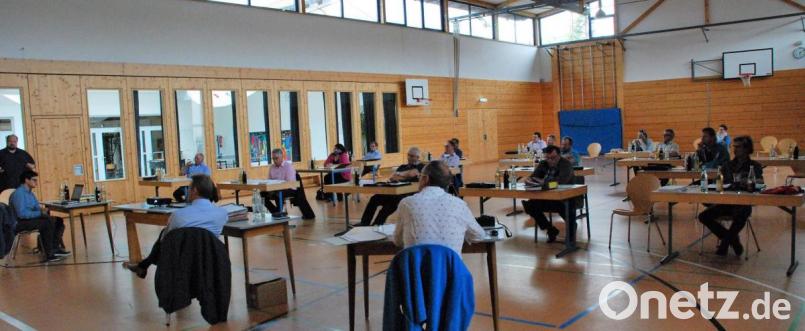 In Zeiten von Corona ein alltägliches, aber dennoch ungewohntes Bild: Bei der letzten Sitzung der abgelaufenen Legislaturperiode tagt der Gemeinderat in der Schulturnhalle der Grund- und Mittelschule Freudenberg. 	Bild: sche Bild: sche