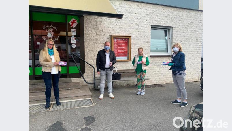 Vor einer Metzgerei an der B 14 in Schnaittenbach am Samstagmorgen um 7 Uhr: Melanie Gräßmann (von links), Bürgermeister Marcus Eichermüller, Monika Epp und Frauen-Unions-Vorsitzende Elisabeth Kraus verteilen Schokolade zum Muttertag. Bild: e