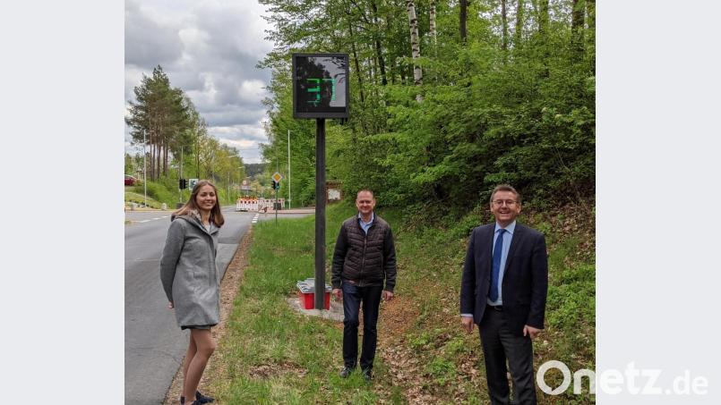 Josef Gilch bei seiner letzten Amtshandlung als Bürgermeister von Ebermannsdorf (rechts), mit Nachfolger Erich Meidinger und Susanne Michallok. Bild: wec