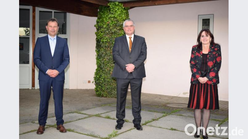 Erster Bürgermeister Richard Tischler (Mitte) und seine beiden Stellvertreter Johanna Mertins (rechts) und Norbert Auer (links) stehen künftig an der Spitze des Stadtrates in Pfreimd. Bild: bnr