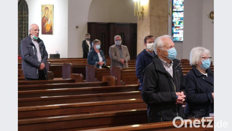 Die Gottesdienstbesucher halten große Abstände ein. Bild: Kunz