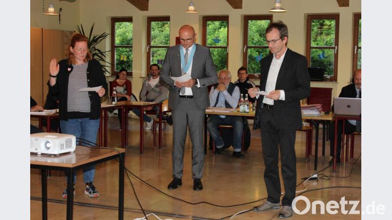 Bürgermeister Maximilian Beer (Mitte) vereidigt die beiden neuen Markträte Christina Ziereis (links) und Josef Ruider. Bild: pko