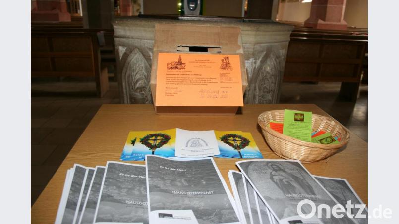 Auch wenn die Altötting-Wallfahrt abgesagt ist: In der Eschenbacher Stadtpfarrkirche können Gläubige ihre Anliegen auf Zetteln eintragen, die dann zum Gnadenbild der Muttergottes in Altötting gebracht werden. Bild: gpa