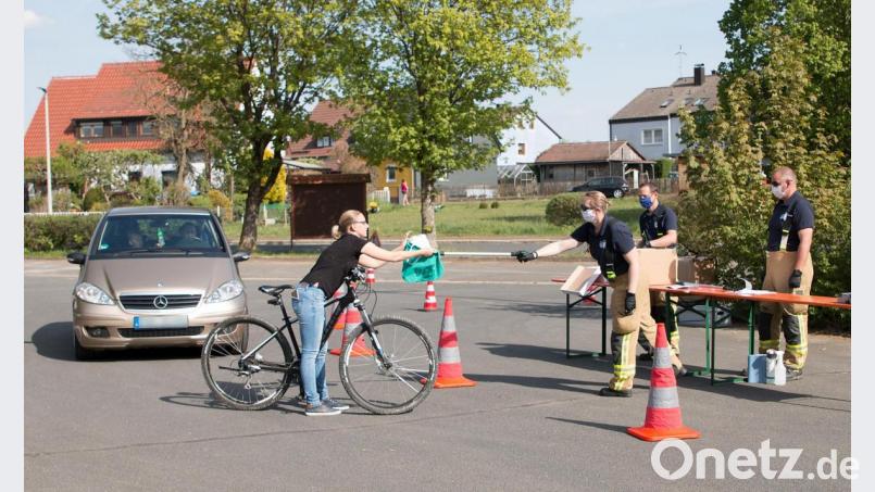 Einige Bürger holten die Masken mit dem Rad oder zu Fuß ab. Bild: Simon Ertl/exb