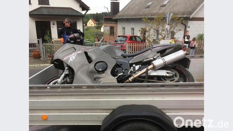 Der Motorradfahrer wurde bei dem Unfall mittelschwer verletzt und mit dem Rettungswagen in ein Krankenhaus gebracht. Bild: wro