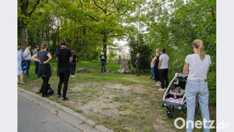 Vertreter von PunK e. V. und der Gewerkschaft Verdi erinnerten an der Gedenkstätte für sowjetische Kriegsgefangene bei einer Mahnwache an die Befreiung. Bild: exb