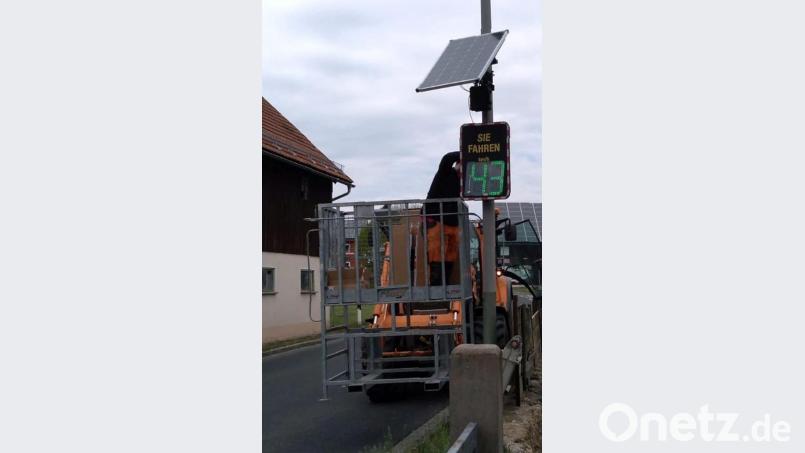 Gelb auf Schwarz werden Verkehrsteilnehmer darauf hingewiesen, wie schnell sie unterwegs sind. Mitarbeiter des Bauhofs in Schlammersdorf haben die neuen Geschwindigkeitsmessgeräte jetzt an drei Stellen angebracht. Bild: lgc