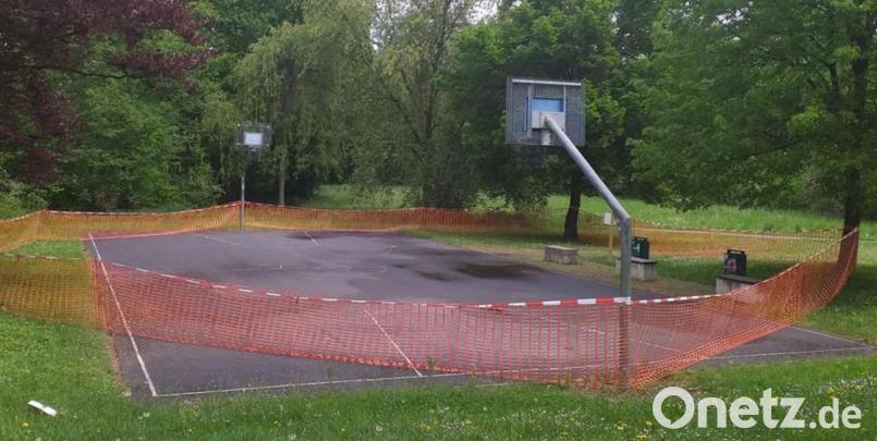 Einzelsportarten sind unter freiem Himmel wieder erlaubt. Alleine Basketball zu spielen ist aber dennoch nicht möglich. Der Platz an der Kräuterwiese ist noch gesperrt. Das liegt daran, dass es im Normalfall nicht bei einem Spieler bleibt. Bild: tk