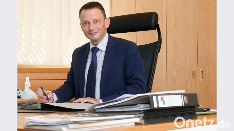 Auf dem neuen Platz, dem Stuhl des Oberbürgermeisters, hat Jens Meyer inmitten von Ordnern, Desinfektionsmittel und Mundschutz schon Platz genommen. Am Dienstag, 12. Mai, startet er auch in ein neues Lebensjahr. Er wird 50. Bild: Gabi Schönberger