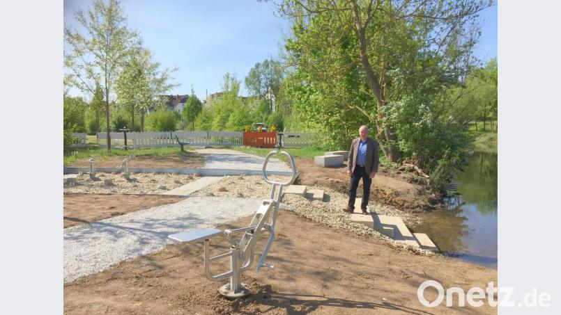 Fast hätte er Schuhe und Strümpfe ausgezogen, um die Treppen in die Vils gleich auszuprobieren: Bürgermeister Roland Strehl im neu gestalteten Bereich der Vilsauen in Kümmersbruck. Bild: eik