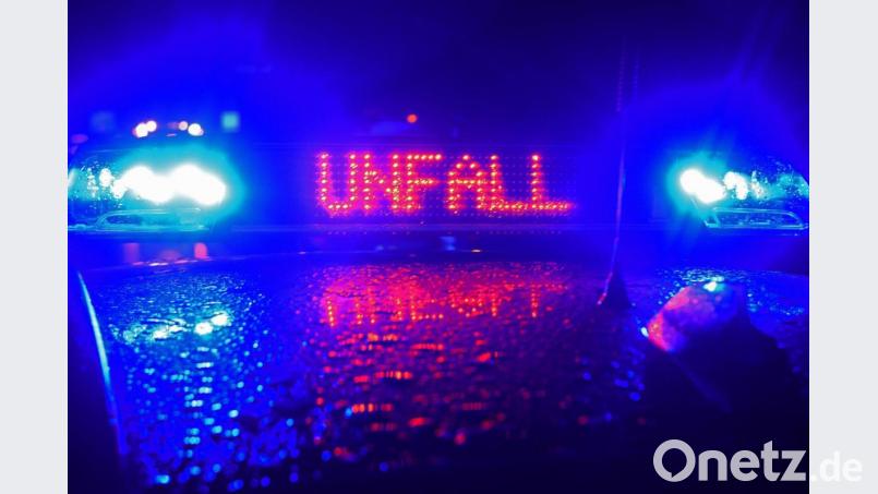 Zu einem Unfall auf regennasser Fahrbahn kam es am Sonntagabend auf der Staatsstraße 2120. Eine Motorradfahrerin wurde dabei laut Polizei mittelschwer verletzt. Bild: Stefan Puchner/dpa