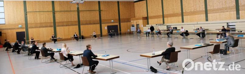 Der Corona-Infektionsschutz offenbart groteske Situationen. In der riesigen Stadthalle gleicht die Sitzordnung für die erste Ratssitzung der neuen Wahlperiode einer fast schon internationalen Konferenz. Bild: do