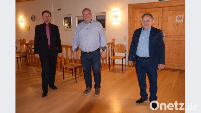 Sie sind die Bürgermeister der nächsten sechs Jahre in Hohenburg (von links): Bürgermeister Florian Junkes, Zweiter Bürgermeister Manfred Braun und Dritter Bürgermeister Johann Seitz. Bild: bö