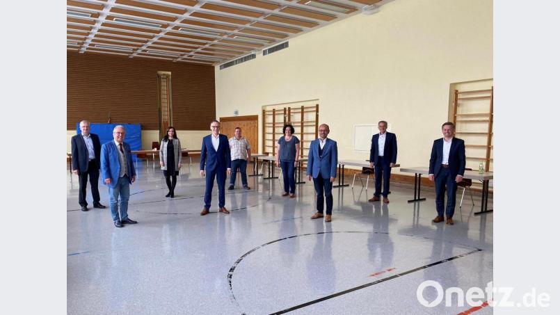 Die CSU hat mit Bernd Sommer (Vierter von links) einen neuen Fraktionsvorsitzenden. Dazu gratulierten (von links) Johannes Reger, Toni Dutz, Fraktionsgeschäftsführerin Margit Bayer, Markus Übelmesser, Tina Zeitler, Alfred Scheidler, Landrat Roland Grillmeier und Landtagsabgeordneter Tobias Reiß. Bild: exb