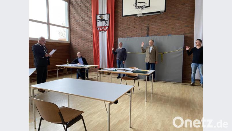 Bürgermeister Rudolf Schopper (links) vereidigt die neuen Gemeinderäte Thomas Mathes, Gerhard Wührl und Franz Fütterer (von rechts); mit im Bild der Geschäftsstellenleiter der Verwaltungsgemeinschaft Neustadt/WN, Matthias Kneidl. Bild: Eichl