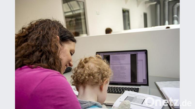 Ein Teilzeitstudium ist für diejenigen eine Alternative, die neben dem Beruf oder Betreuungsaufgaben, wie der Betreuung von Kindern, studieren möchten. Bild: Neuber/OTH Amberg-Weiden/exb