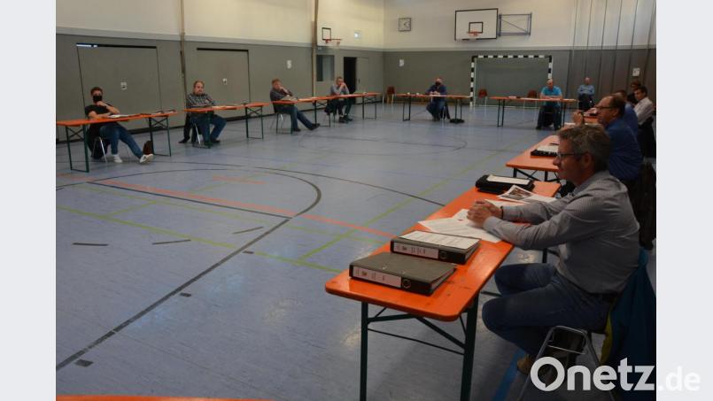Wegen der Corona-Pandemie fand die Haushaltssitzung des Konnersreuther Marktrats in der geräumigen Schulturnhalle statt. Bild: jr