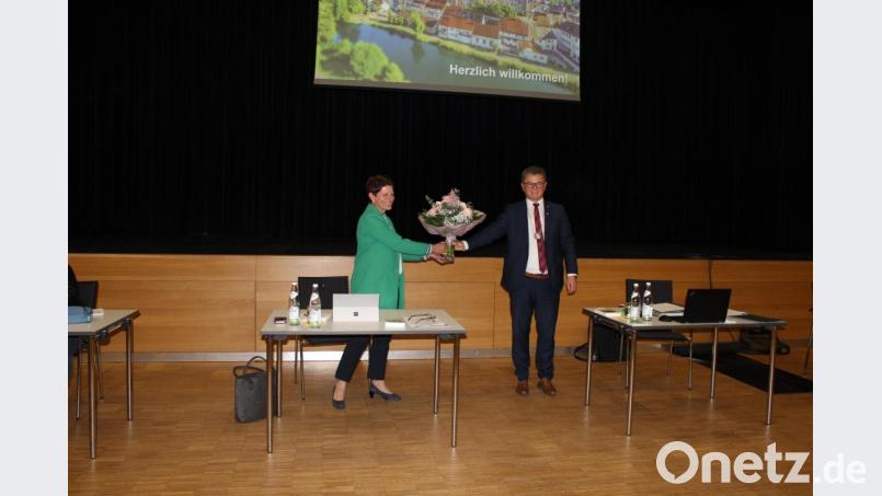 Zweite Bürgermeisterin Margit Reichl nahm mit dem vorgeschriebenen Abstand Blumen von Bürgermeister Martin Birner entgegen. Bild: pko