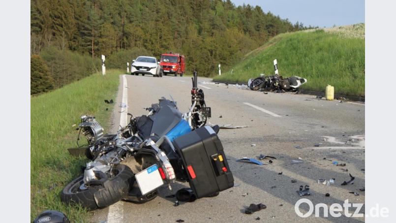 Frontal kollidierten die beiden Motorräder auf einer Staatsstraße bei Falkenstein. Im Vordergrund ist die Maschine zu sehen, dessen Fahrer aus dem Landkreis dem Amberg-Sulzbach stammt. Bild: Alexander Laube