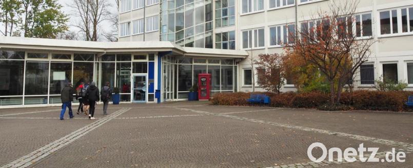 Abstand halten und an gesonderten Eingängen eintreten, heißt es derzeit am Staatlichen 
Berufsschulzentrum in Weiden Bild: Bühner