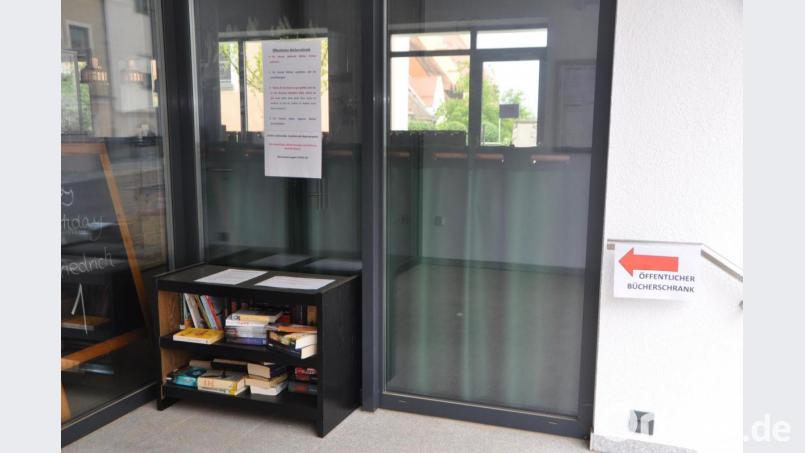 Das Bücherregal beim Eingang des Café und Restaurant &quot;friedrich&quot; kann sich zu einer wahren Schatztruhe für Leseratten entwickeln. Bei Sachbüchern soll aber auf Aktualität Wert gelegt werden. Bild: dob