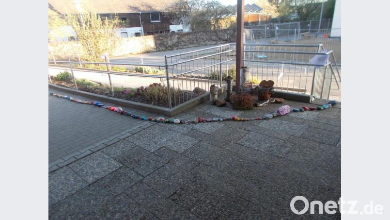 Eine lange Steinschlange schlängelt sich bereits am Eingang des Kindergartens entlang. Bild: gi