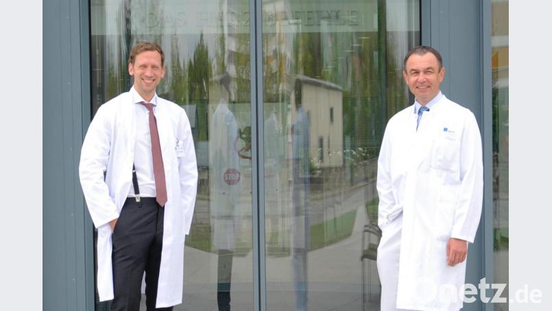 Chefarzt Dr. Horst Schneider (rechts) freut sich über die Unterstützung durch den neuen unfallchirurgischen Oberarzt Dr. Benjamin Johannes Ottinger. Bild: Claudia Seitz/exb