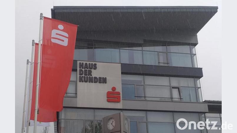 Ein Bild mit Symbolcharakter: Bei der Sparkasse Amberg-Sulzbach ist derzeit nicht alles eitel Sonnenschein. Das liegt laut Unternehmensangaben in erster Linie an der dauerhaften Niedrigzinspolitik und ganz aktuell an den Auswirkungen der Corona-Pandemie. Bild: tk