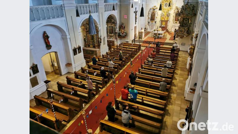 Geordnet nehmen in jeder zweiten Bank jeweils links und rechts zwei Kirchenbesucher ihre Plätze ein. Bild: gz