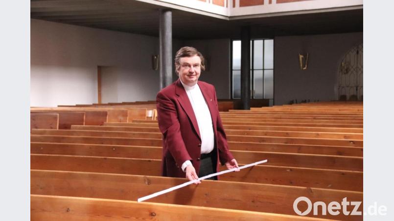 Stadtpfarrer Dr. Roland Kurz misst aus, wo die Gläubigen im ersten Gottesdienst seit Corona sitzen können, ohne sich anzustecken. Bild: cog