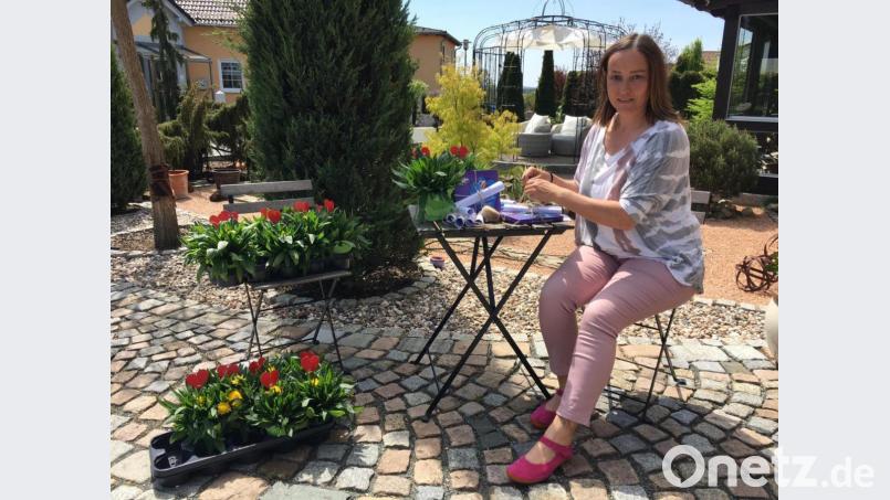 Carola Brust, Vorsitzende des VdK-Ortsvereins, richtete viele Blumenstöcke, schön verpackte Süßigkeiten und ein Mut machendes Schreiben her. Mit ihren "Heinzelmännchen" vom VdK wurde das dann den Frauen an die Haustür gestellt. Bild: sei