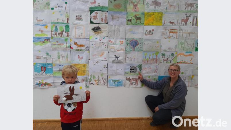 Auch Noah – im Bild mit Wildparkmitarbeiterin Silke Köstler - hat ein Bild gemalt und bereits – wie alle anderen Kinder – einen Gutschein für einen kostenlosen Eintritt bekommen. Bild: gis
