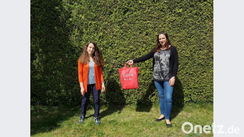 Stephanie Supguth (rechts), Hatico-Geschäftsführerin, bei der symbolischen Übergabe der Schutzmasken an Rektorin Edith Bracke Bild: Grundschule Mähring/exb