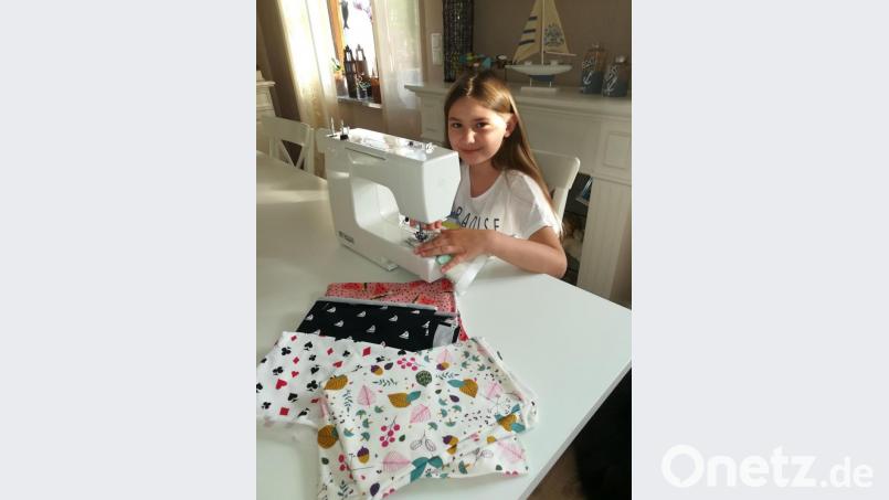 Die zehnjährige Mia-Sophie stellt mit der Nähmaschine Stoffherzen her. Bild: gz