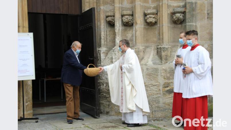 Pfarrer Brunner ließ es sich nicht nehmen, nach den ersten Gottesdiensten in St. Gorg kleine süße Geschenke zu verteilen, mit denen er seine Wiedersehensfreude an die Gläubigen vermittelte. Bild: ads
