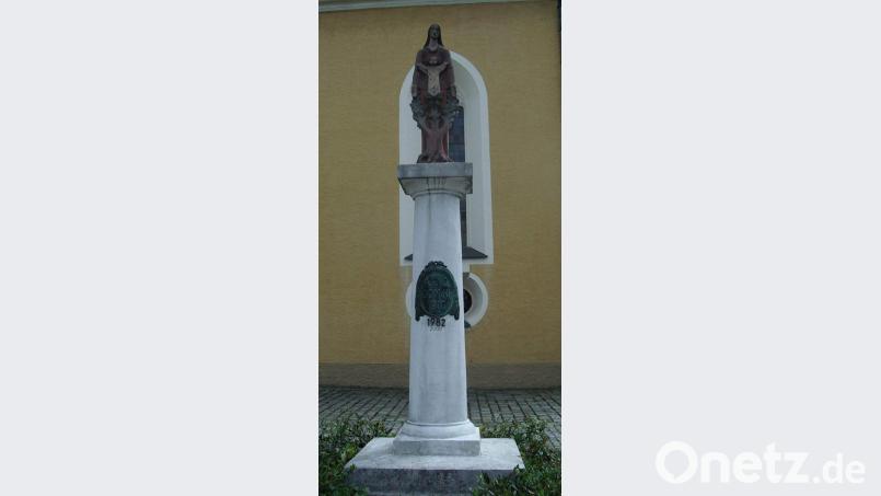 Maria ist die Schutzpatronin der Stadtpfarrkirche Mariä Himmelfahrt. Nördlich der Kirche steht auf dem Bischof-Bösl-Platz eine Mariensäule. Sie feiert dieses Jahr ihren 110. Geburtstag, wie ein ovales Kupferschild mit der Aufschrift „ANNO DOMINI 1910“ belegt Bild: u