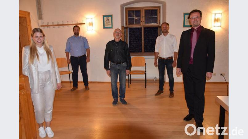 Als neue Marktgemeinderatsmitglieder wurden in Hohenburg Simone Braun, Robert Jung, Manfred Meier und Bastian Wittl vereidig (von links). Bürgermeister Florian Junkes (rechts) nahm den Amtseid ab Bild: bö