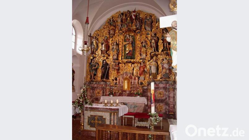 Wertvollstes Stück der Inneneinrichtung der Vierzehnnothelferkirche ist der von Hirschl geschaffene Hochaltar mit dem Akanthusschnitzwerk aus dem Jahr 1710. Im Rankenwerk, das - einer Ikonostase vergleichbar - die gesamte Ostwand einnimmt, sind 18 Figuren: Die 14 Nothelfer in zwei Siebenergruppen, zusätzlich Maria als Patronin sowie die Heiligen Florian, Rochus und Sebastian. Bild: u