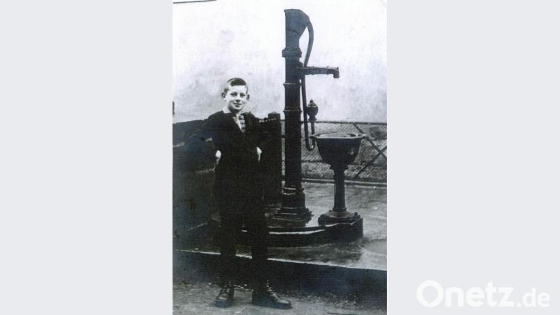 Paul Freimuth, in den 1960-er Jahren 2. Bürgermeister der Stadt, posiert als Jugendlicher neben dem Marienbrunnen. Bild: u