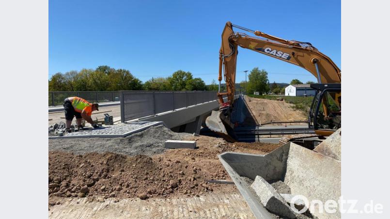 Die Arbeiten an der Autobahnbrücke bei Perschen dauern voraussichtlich noch bis Mitte Mai. Bild: cv