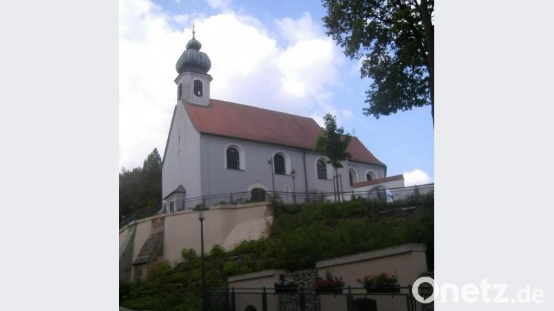Noch vor der Amberger Mariahilfbergkirche war die Vierzehnnothelferkirche bis ins 18. Jahrhundert eine viel besuchte Wallfahrtskirche, insbesondere an ihrem Patroziniumstag Mariä Heimsuchung (2. Juli). Die Pfarrgemeinde kann ihn heuer wegen der Corona-Pandemie nicht wie gewohnt in dem Kirchlein feiern. Pfarrer Johann Hofmann wird – unter Beachtung der Vorschriften - den Festgottesdienst in der Stadtpfarrkirche zelebrieren. Bild: u