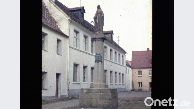 Die ursprüngliche Mariensäule. 1982 warf sie ein Sturm um. Dabei wurde die aus Keramik gefertigte Marienfigur komplett zertrümmert. Ein Wiederherstellen war unmöglich Bild: u