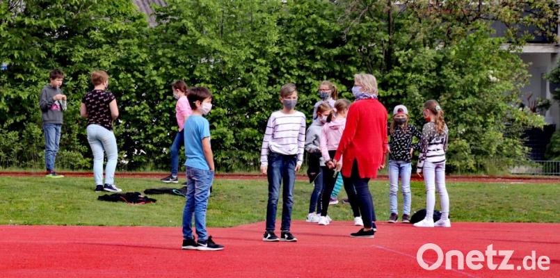 Die Mädchen und Jungen nehmen die Maskenpflicht in der Pause durchaus ernst. Unser Bild entstand am Montag auf dem Sportplatz der Schwarzenfelder Grund- und Mittelschule, der derzeit als großräumiger Pausenhof dient. Bild: Thomas Dobler