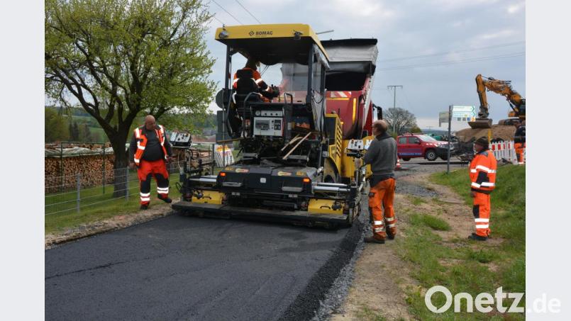 Ein 155 Meter langes Teilstück der Gemeindeverbindungsstraße zwischen Themenreuth und der B15 erhielt eine neue Asphaltschicht. Bild: jr