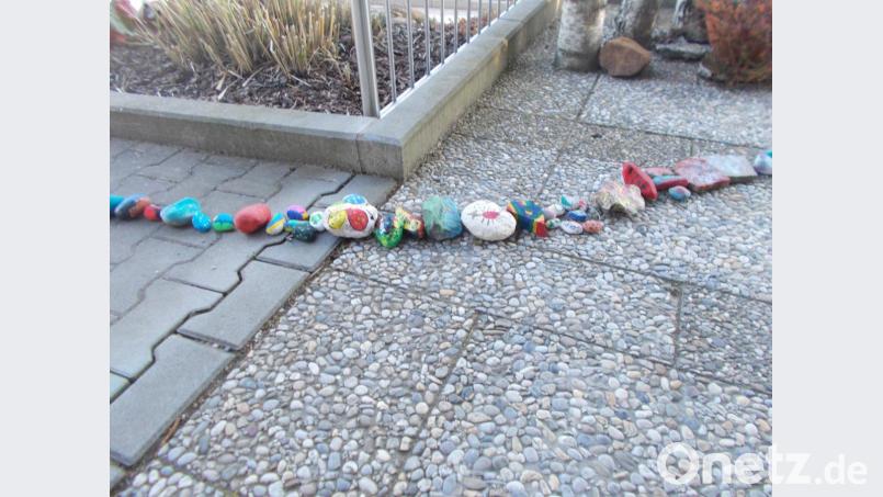 Eine lange Steinschlange schlängelt sich bereits am Eingang des Kindergartens entlang. Bild: gi