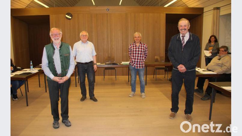 Abschied nahmen Herbert Bauer, Hans Bauer, Peter Träger und Bernhard Schuller (von links). Für sie war es die letzte Marktratssitzung. Bild: wro