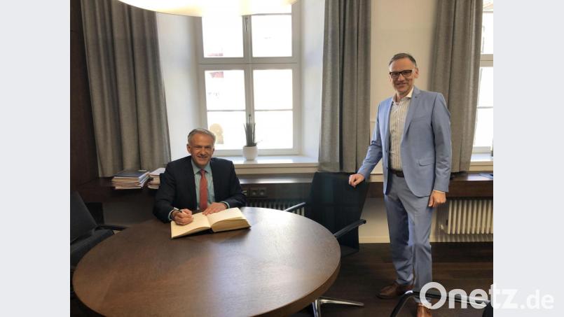 Ein Eintrag ins Goldene Buch der Stadt Waldsassen rundete den Gesprächstermin im Rathaus ab: Es war der erste Termin, den Roland Grillmeier (im Bild zusammen mit Bürgermeister Bernd Sommer in dessen Büro) als neuer Landrat des Landkreises Tirschenreuth in Waldsassen absolvierte. Bild: exb