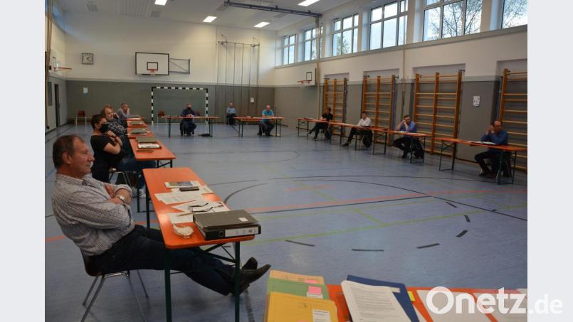 Wegen der Corona-Pandemie fand die Haushaltssitzung des Konnersreuther Marktrats in der geräumigen Schulturnhalle statt. Bild: jr