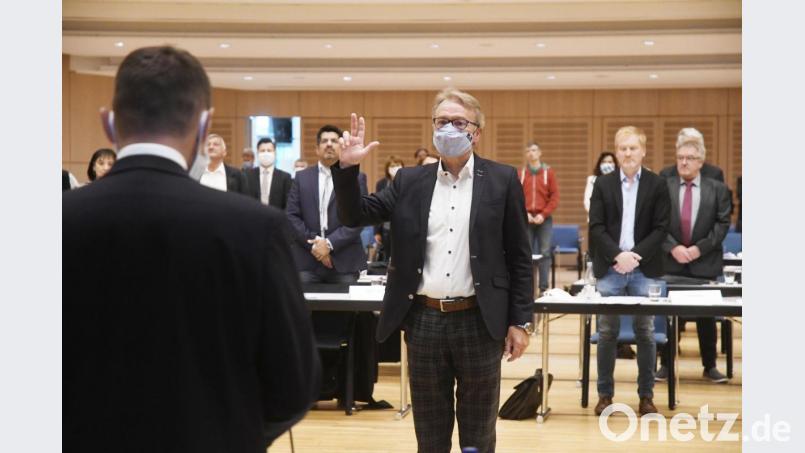 Vom &quot;bunten Hund Weidens&quot; zum dritten Bürgermeister: Reinhold Wildenauer leistet seinen Amtseid, &quot;so wahr mir Gott helfe&quot;. Bild: Gabi Schönberger