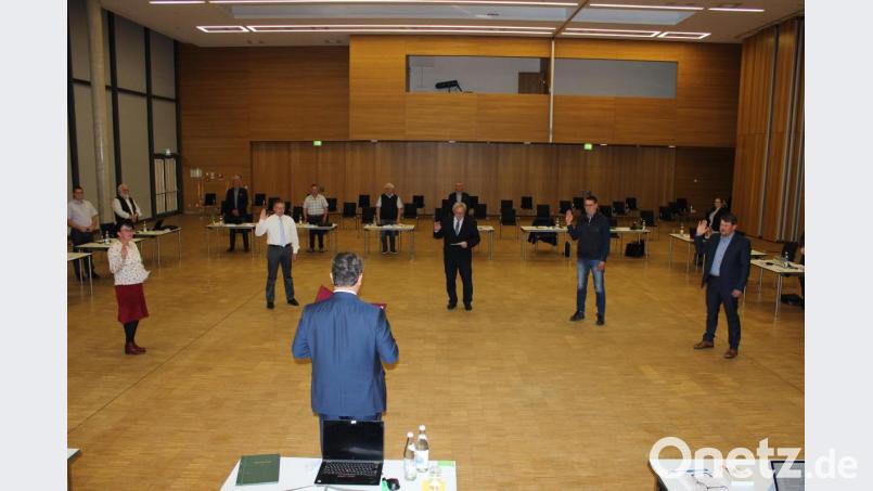 Bürgermeister Martin Birner (Vordergrund) vereidigte fünf neue Stadtratsmitglieder (von links): Tanja Kraus (SPD), Maximilian Lang, Georg Schmid, Michael Bindl und Bernhard Lober (alle CSU). Bild: pko